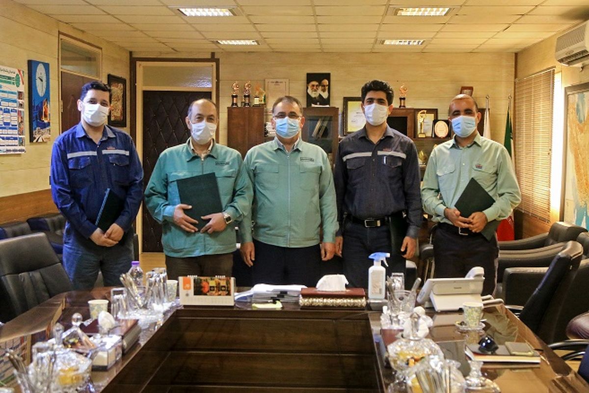 تجلیل از طراحان و مجریان پروژه کاهش مصرف الکترود گرافیتی در فولاد هرمزگان تجلیل از طراحان و مجریان پروژه کاهش مصرف الکترود گرافیتی در فولاد هرمزگان