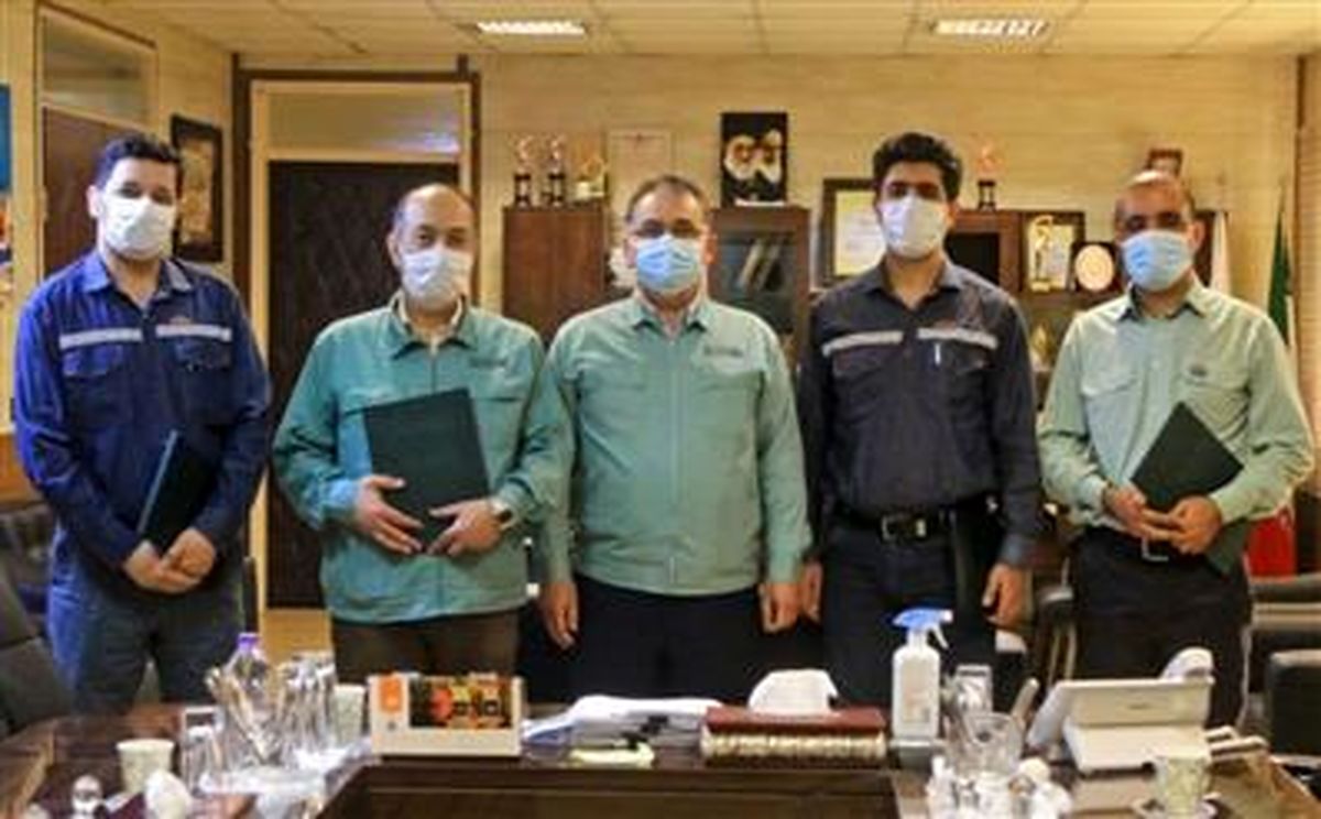 تجلیل از طراحان و مجریان پروژۀ کاهش مصرف الکترود گرافیتی در فولاد هرمزگان تجلیل از طراحان و مجریان پروژۀ کاهش مصرف الکترود گرافیتی در فولاد هرمزگان
